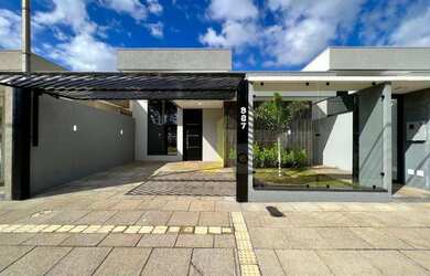 Imagem: A casa possui 3 Dormitórios, 2 Banheiros, 2 Vagas na garagem