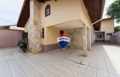 Imagem: A casa possui 2 Dormitórios, 1 Banheiro, 2 Vagas na garagem