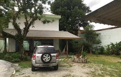 Imagem: A casa possui 3 Dormitórios, 1 Banheiro, 4 Vagas na garagem