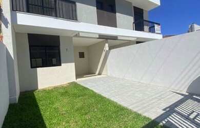 Imagem: A casa possui 3 Dormitórios, 3 Banheiros, 3 Vagas na garagem