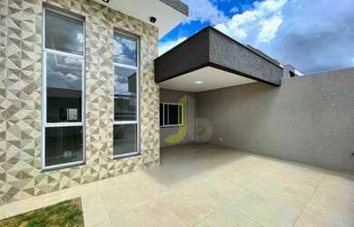 Imagem: A casa possui 3 Dormitórios, 1 Banheiro, 2 Vagas na garagem