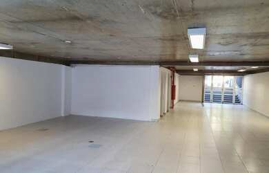 Imagem: O depósito para alugar possui 5 Vagas na garagem e 1735m²