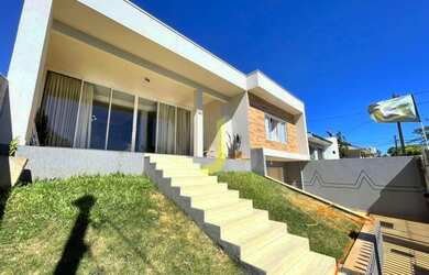 Imagem: A casa possui 4 Dormitórios, 2 Banheiros, 2 Vagas na garagem