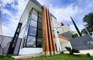 Imagem: A casa possui 4 Dormitórios, 4 Banheiros, 2 Vagas na garagem