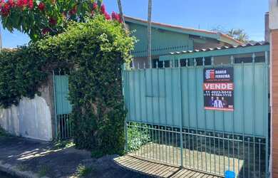 Imagem: A casa possui 2 Dormitórios, 1 Banheiro, 2 Vagas na garagem