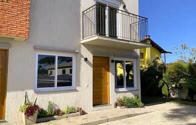 Imagem: A casa possui 2 Dormitórios, 3 Banheiros, 1 Vaga na garagem