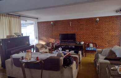 Imagem: A casa possui 4 Dormitórios, 3 Banheiros, 3 Vagas na garagem