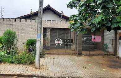 Imagem: A casa possui 3 Dormitórios, 2 Banheiros, 2 Vagas na garagem