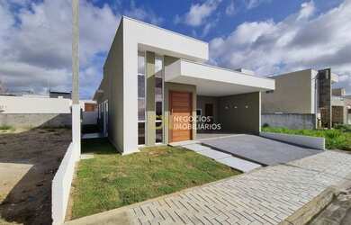 Imagem: A casa possui 3 Dormitórios, 3 Banheiros, 4 Vagas na garagem