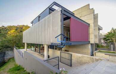 Imagem: A casa em condomínio possui 5 Dormitórios, 5 Banheiros, 4