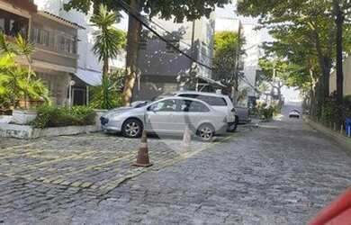 Imagem: A casa em condomínio possui 4 Dormitórios, 3 Banheiros, 1