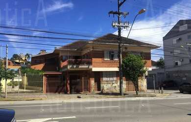 Imagem: A casa possui 4 Dormitórios, 2 Banheiros, 4 Vagas na garagem