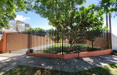 Imagem: A casa possui 2 Dormitórios, 1 Banheiro, 2 Vagas na garagem