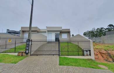 Imagem: A casa possui 2 Dormitórios, 1 Banheiro, 2 Vagas na garagem