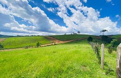 Imagem: O terreno possui 600m² de Área e está localizado em Centro