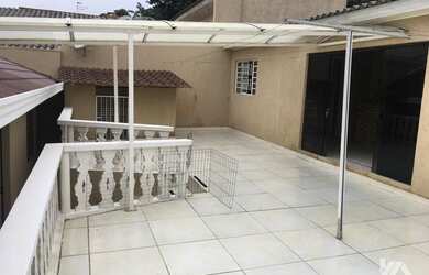 Imagem: A casa possui 4 Dormitórios, 2 Banheiros, 2 Vagas na garagem