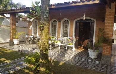 Imagem: A casa possui 3 Dormitórios, 1 Banheiro, 5 Vagas na garagem