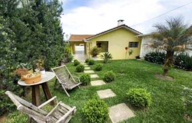 Imagem: A casa possui 3 Dormitórios, 1 Banheiro, 2 Vagas na garagem