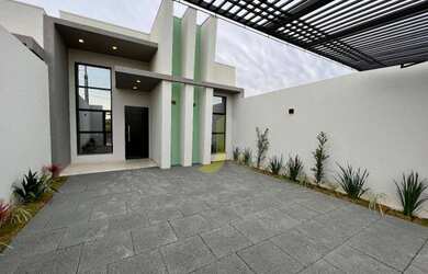 Imagem: A casa possui 3 Dormitórios, 2 Banheiros, 2 Vagas na garagem