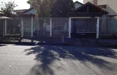 Imagem: A casa possui 4 Dormitórios, 5 Banheiros, 3 Vagas na garagem