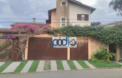 Imagem: A casa possui 4 Dormitórios, 3 Banheiros, 5 Vagas na garagem