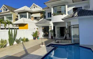 Imagem: A casa em condomínio possui 4 Dormitórios, 5 Banheiros, 3