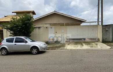 Imagem: A casa possui 3 Dormitórios, 3 Banheiros, 2 Vagas na garagem