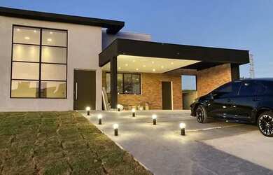 Imagem: A casa possui 3 Dormitórios, 2 Banheiros, 3 Vagas na garagem