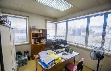 Imagem: O depósito à venda possui 2 Vagas na garagem e 52m² de Área