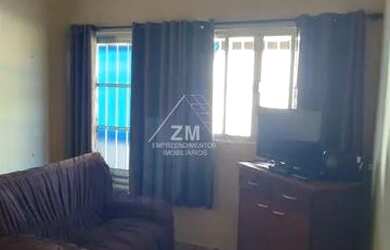 Imagem: A casa possui 2 Dormitórios, 1 Banheiro, 2 Vagas na garagem