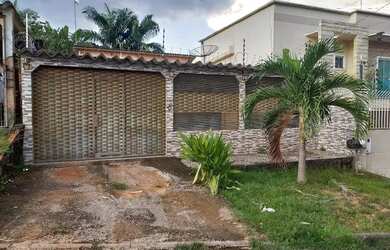 Imagem: A casa possui 2 Dormitórios, 2 Banheiros, 2 Vagas na garagem