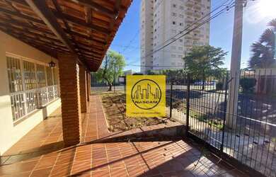 Imagem: A casa possui 3 Dormitórios, 3 Banheiros, 2 Vagas na garagem