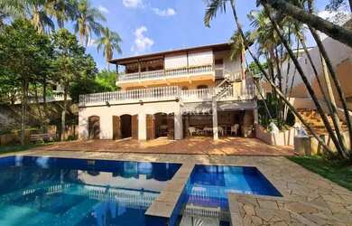 Imagem: A casa possui 4 Dormitórios, 2 Banheiros, 5 Vagas na garagem