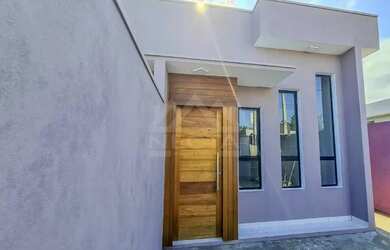 Imagem: A casa possui 3 Dormitórios, 2 Banheiros, 2 Vagas na garagem