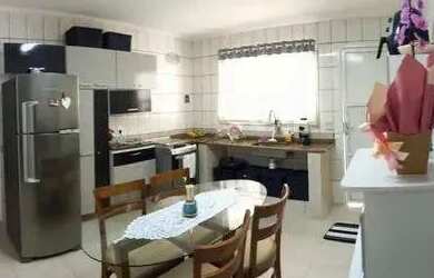 Imagem: A casa possui 2 Dormitórios, 1 Banheiro, 2 Vagas na garagem