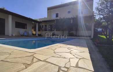 Imagem: A casa possui 3 Dormitórios, 2 Banheiros, 5 Vagas na garagem