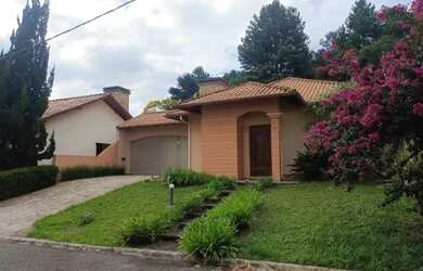 Imagem: A casa em condomínio possui 4 Dormitórios, 3 Banheiros, 4