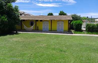 Imagem: A casa possui 4 Dormitórios, 3 Vagas na garagem, Piscina e