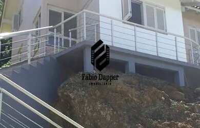 Imagem: A casa possui 3 Dormitórios, 1 Banheiro, 2 Vagas na garagem