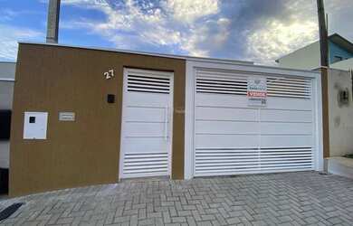 Imagem: A casa possui 3 Dormitórios, 2 Banheiros, 3 Vagas na garagem