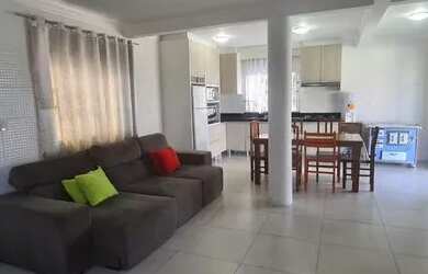 Imagem: A casa possui 3 Dormitórios, 2 Banheiros, 1 Vaga na garagem