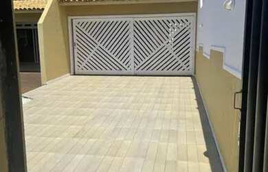 Imagem: A casa possui 3 Dormitórios, 1 Banheiro, 1 Vaga na garagem