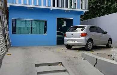 Imagem: A casa possui 4 Dormitórios, 2 Banheiros, 3 Vagas na garagem