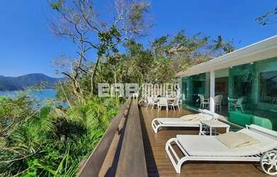 Imagem: A casa possui 4 Dormitórios, 5 Banheiros, 400m² de Área e