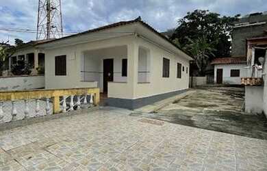 Imagem: A casa possui 2 Dormitórios, 2 Banheiros, 2 Vagas na garagem