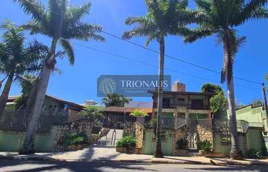 Imagem: A casa possui 3 Dormitórios, 3 Banheiros, 446m² de Área