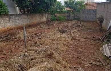 Imagem: O terreno à venda possui e está localizado em Conjunto Habitacional