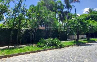 Imagem: A casa possui 5 Dormitórios, 1 Banheiro, 3 Vagas na garagem