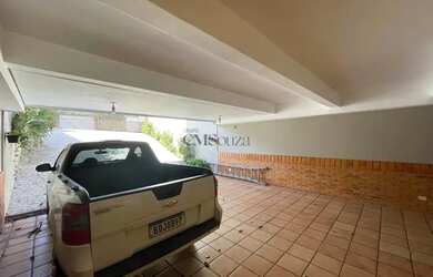 Imagem: A casa possui 4 Dormitórios, 5 Banheiros, 4 Vagas na garagem