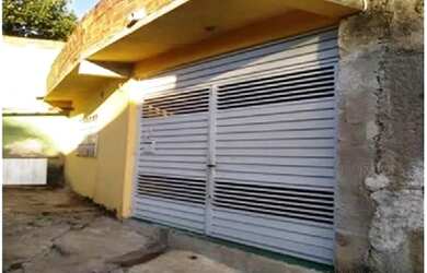 Imagem: A casa possui 1 Dormitório, 1 Banheiro, 1 Vaga na garagem